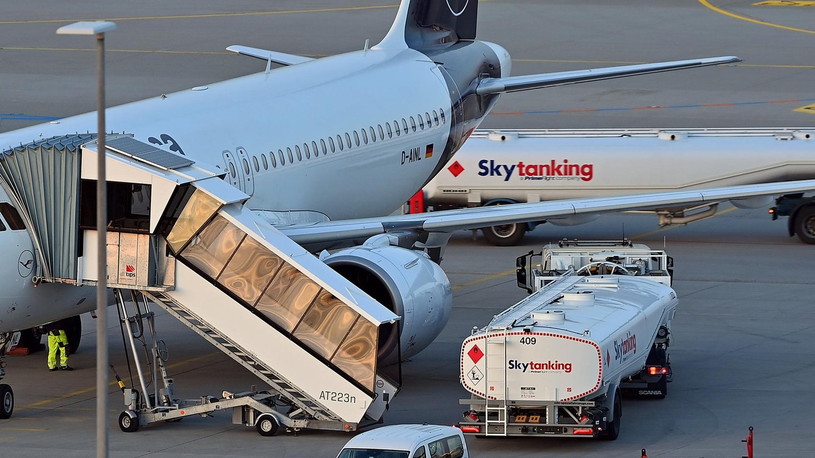 Lufthansa lässt auf Frankfurt-Flügen zusätzliches Kerosin mitnehmen 1 Lufthansa-Flugzeug am Flughafen neben einem Tankwagen von Skytanking.