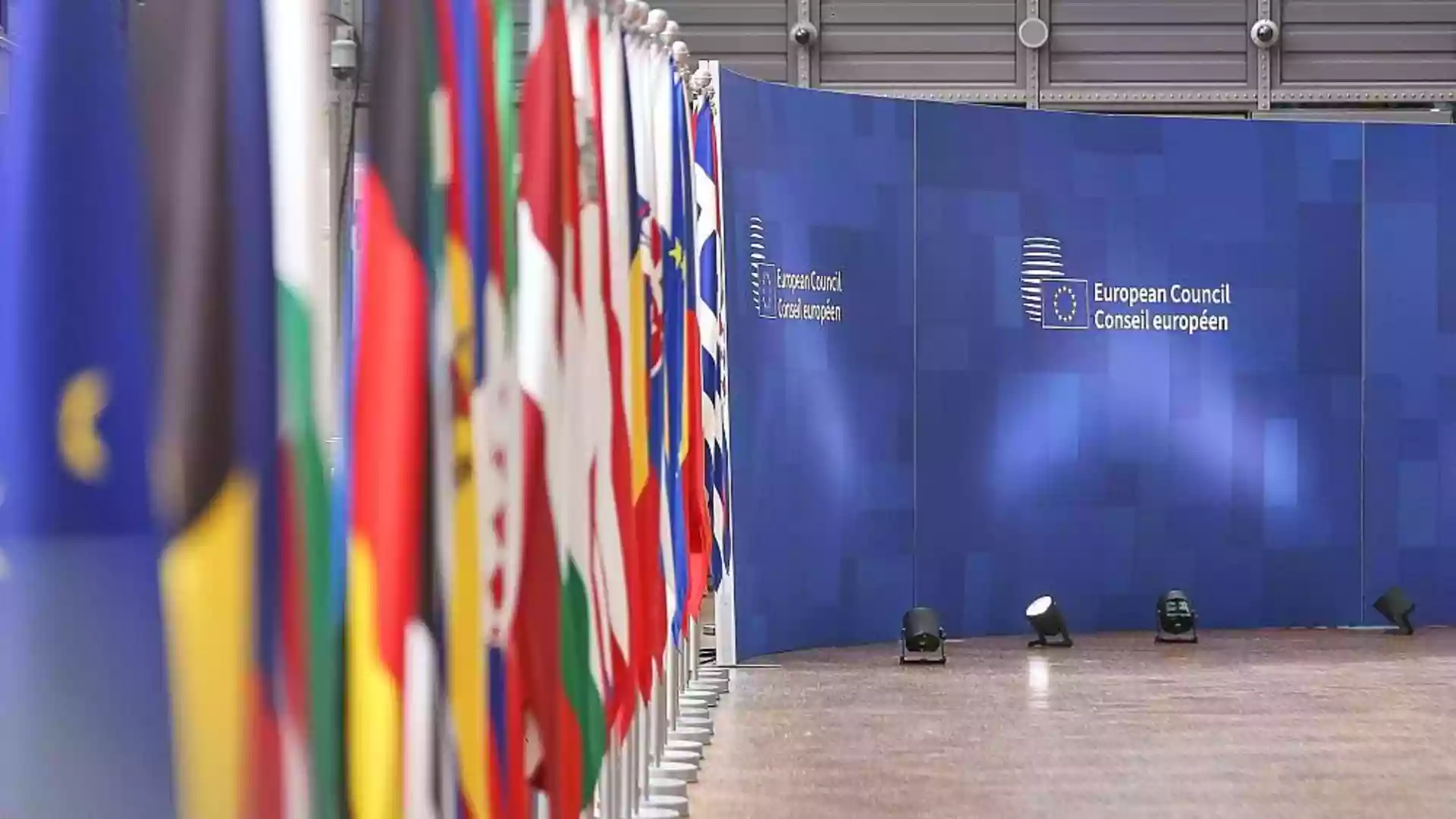 EU-Rat berät über Energiepreise und umstrittenen EU-Haushalt 1 Reihe von EU- und Nationalflaggen vor einer blauen Wand mit der Aufschrift des Europäischen Rates.