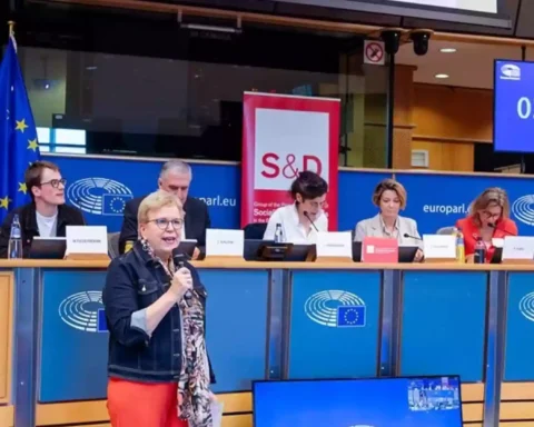 S&D-Konferenz im Europäischen Parlament mit mehreren Rednerinnen und Rednern im Saal in Brüssel.