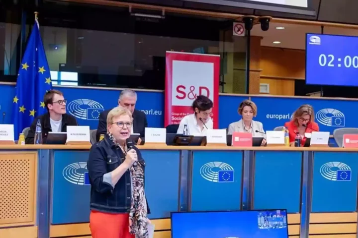 S&D-Konferenz im Europäischen Parlament mit mehreren Rednerinnen und Rednern im Saal in Brüssel.