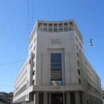 Außenansicht eines UniCredit-Gebäudes an einem sonnigen Tag.