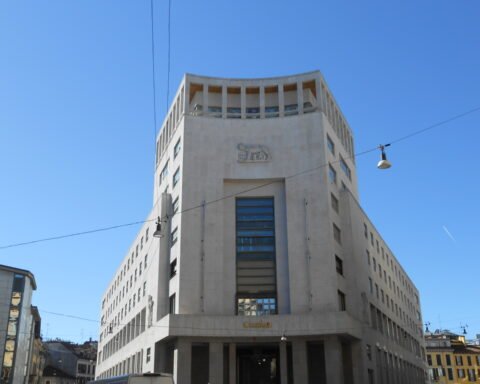 Außenansicht eines UniCredit-Gebäudes an einem sonnigen Tag.