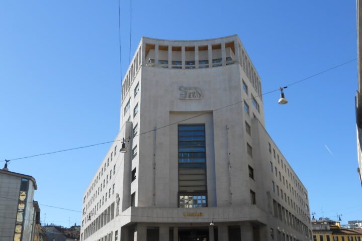 Außenansicht eines UniCredit-Gebäudes an einem sonnigen Tag.