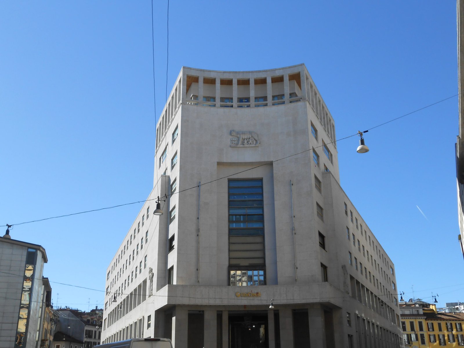 Außenansicht eines UniCredit-Gebäudes an einem sonnigen Tag.
