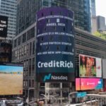 Blick auf die Nasdaq-Gebäude und Leuchtreklamen in New York.