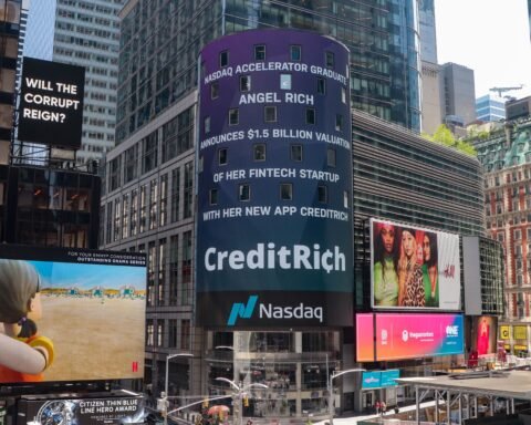 Blick auf die Nasdaq-Gebäude und Leuchtreklamen in New York.