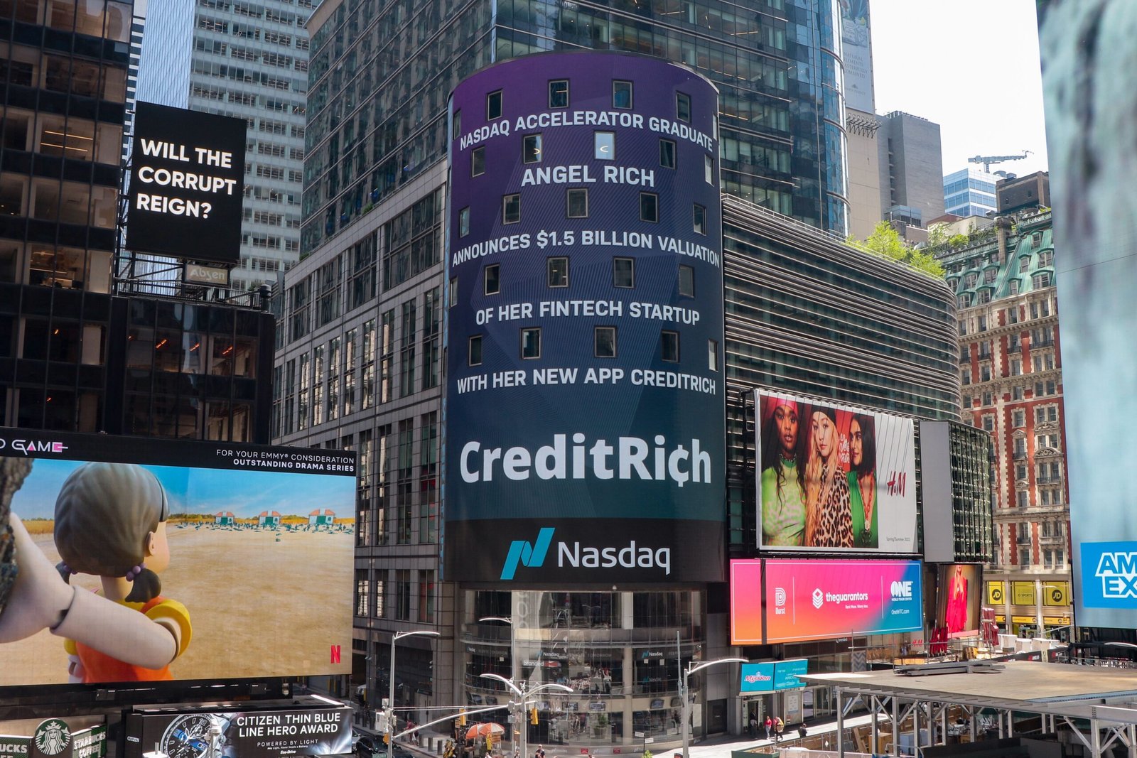 US-Börsen erholen sich am Donnerstag, Dow und Standardwerte legen zu 1 Blick auf die Nasdaq-Gebäude und Leuchtreklamen in New York.
