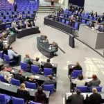 Abgeordnete sitzen im Plenarsaal des Deutschen Bundestags während einer Sitzung.