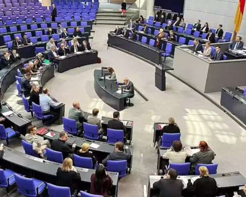 Abgeordnete sitzen im Plenarsaal des Deutschen Bundestags während einer Sitzung.