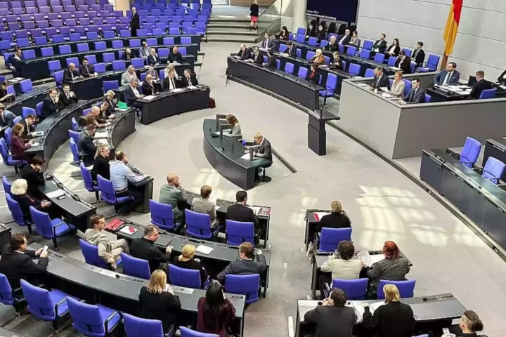 Abgeordnete sitzen im Plenarsaal des Deutschen Bundestags während einer Sitzung.