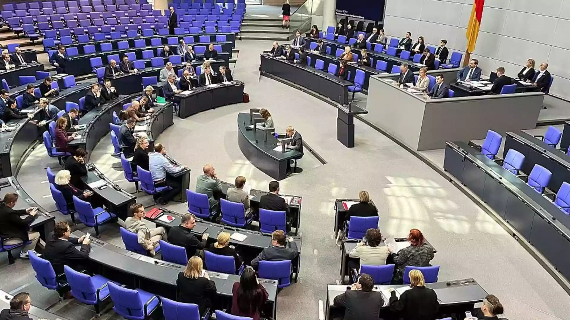 Abgeordnete sitzen im Plenarsaal des Deutschen Bundestags während einer Sitzung.