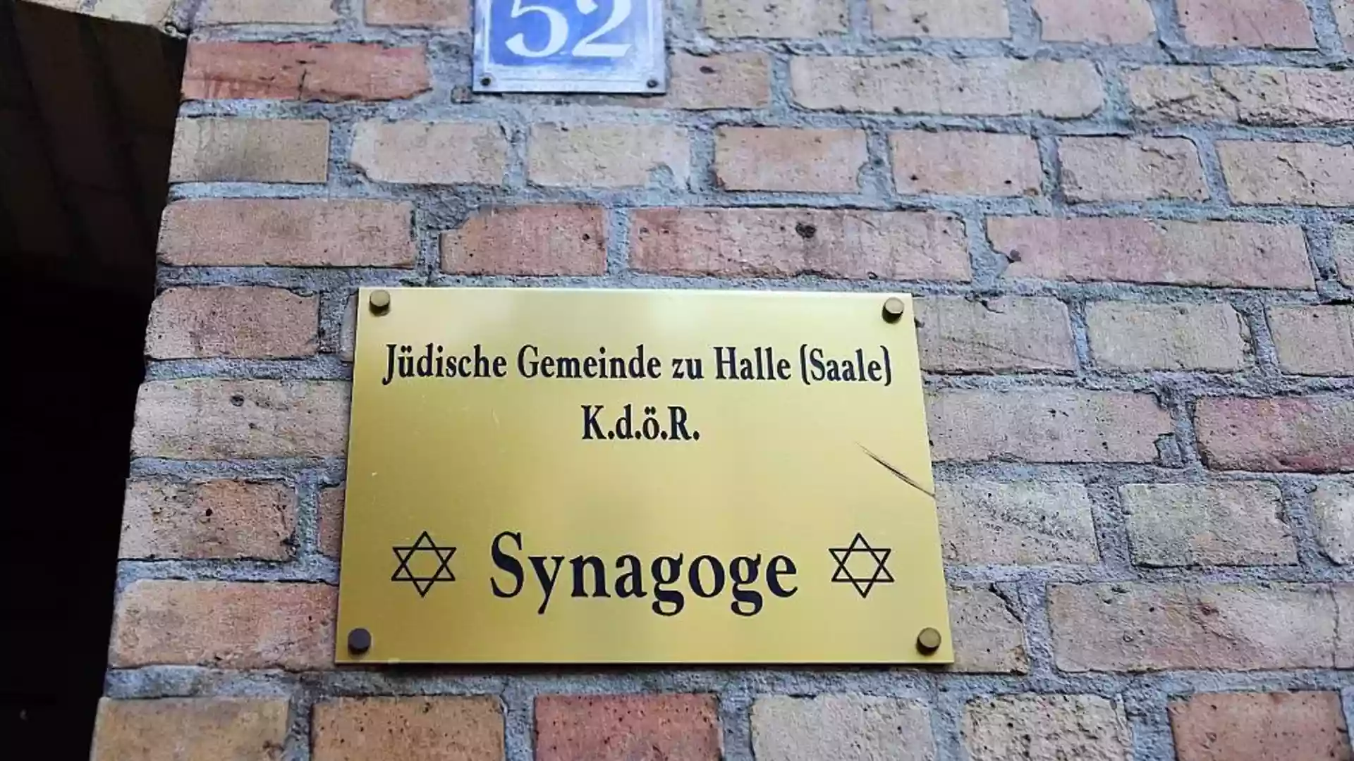 JSUD meldet Morddrohungen nach Blockade eines AfD-Politikers in Halle 1 Schild an einer Backsteinwand mit der Aufschrift „Jüdische Gemeinde zu Halle (Saale)“ und „Synagoge“.