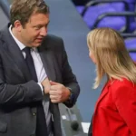 Lars Klingbeil spricht mit Verena Hubertz im Plenarsaal des Bundestags.