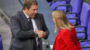 Lars Klingbeil spricht mit Verena Hubertz im Plenarsaal des Bundestags.
