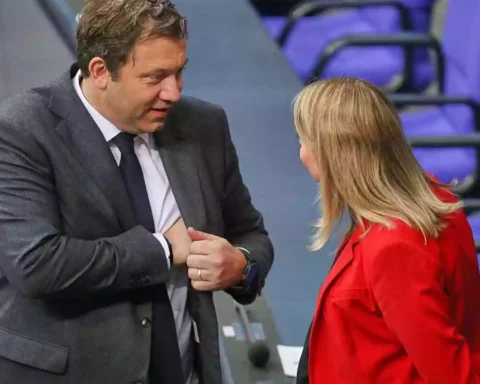 Lars Klingbeil spricht mit Verena Hubertz im Plenarsaal des Bundestags.