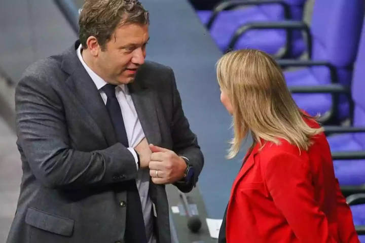 Lars Klingbeil spricht mit Verena Hubertz im Plenarsaal des Bundestags.