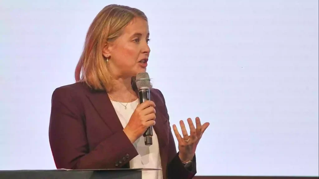 Verena Hubertz spricht mit einem Mikrofon bei einer Veranstaltung.