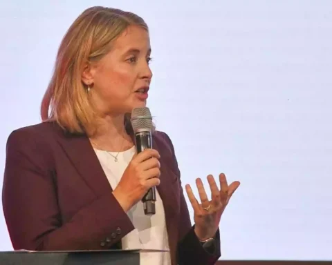 Verena Hubertz spricht mit einem Mikrofon bei einer Veranstaltung.