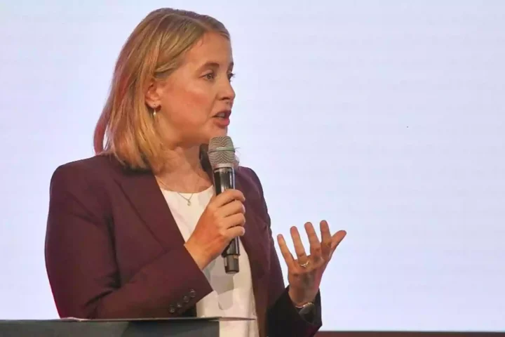 Verena Hubertz spricht mit einem Mikrofon bei einer Veranstaltung.