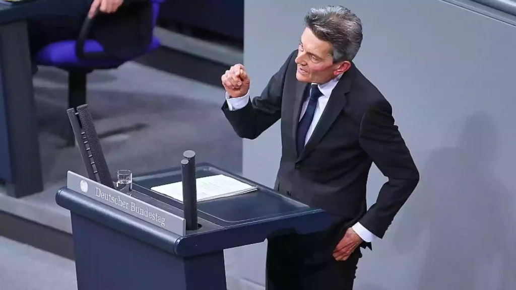 Rolf Mützenich spricht am Rednerpult im Deutschen Bundestag.