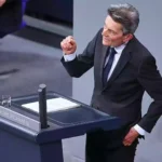 Rolf Mützenich spricht am Rednerpult im Deutschen Bundestag.