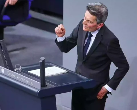 Rolf Mützenich spricht am Rednerpult im Deutschen Bundestag.