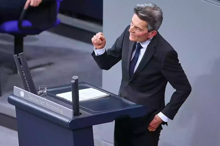 Rolf Mützenich spricht am Rednerpult im Deutschen Bundestag.