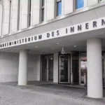 Eingang des Bundesministeriums des Innern mit gut sichtbarer Beschriftung am Gebäude.
