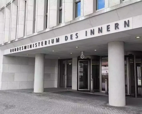 Eingang des Bundesministeriums des Innern mit gut sichtbarer Beschriftung am Gebäude.
