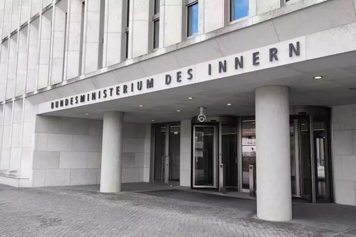 Eingang des Bundesministeriums des Innern mit gut sichtbarer Beschriftung am Gebäude.