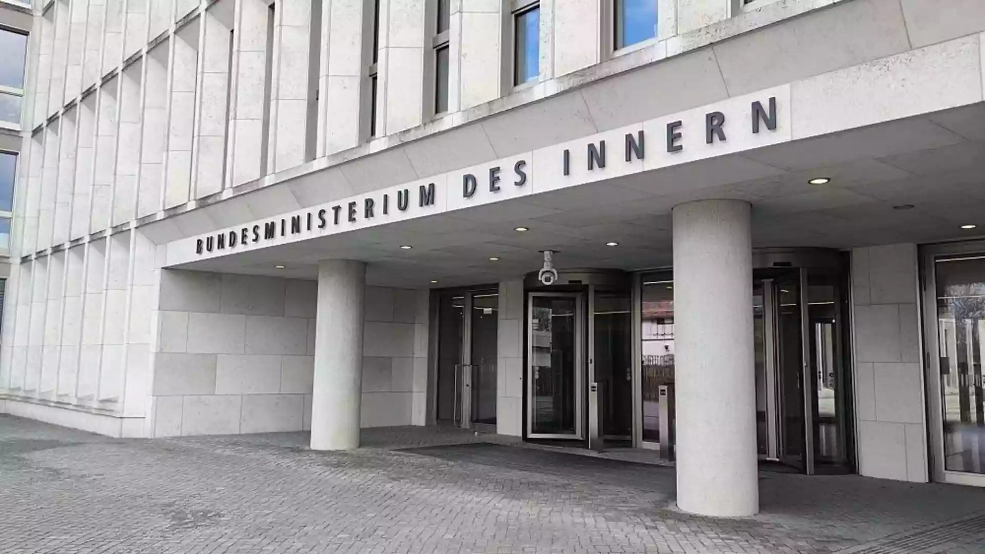 BMI hat keinen bundesweiten Überblick über Anschlussjobs ehemaliger Beamter 1 Eingang des Bundesministeriums des Innern mit gut sichtbarer Beschriftung am Gebäude.