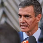 Pedro Sánchez spricht vor Mikrofonen bei einem Pressetermin.
