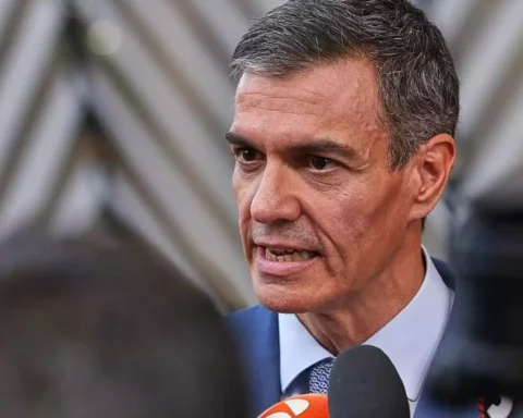 Pedro Sánchez spricht vor Mikrofonen bei einem Pressetermin.