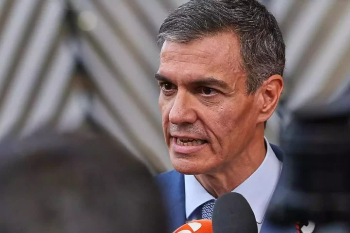 Pedro Sánchez spricht vor Mikrofonen bei einem Pressetermin.