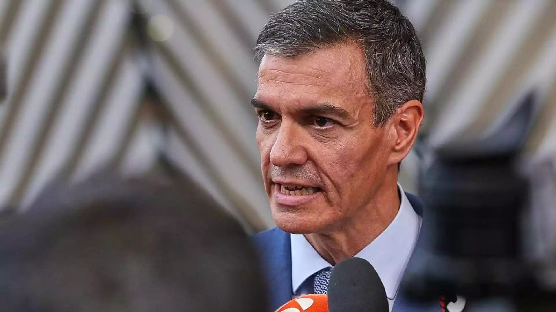 Sánchez setzt vorgezogene Parlamentswahl für 29. November an 1 Pedro Sánchez spricht vor Mikrofonen bei einem Pressetermin.