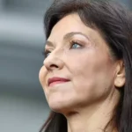 Katherina Reiche blickt nach oben.