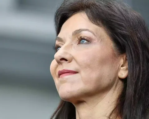 Katherina Reiche blickt nach oben.