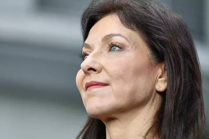 Katherina Reiche blickt nach oben.