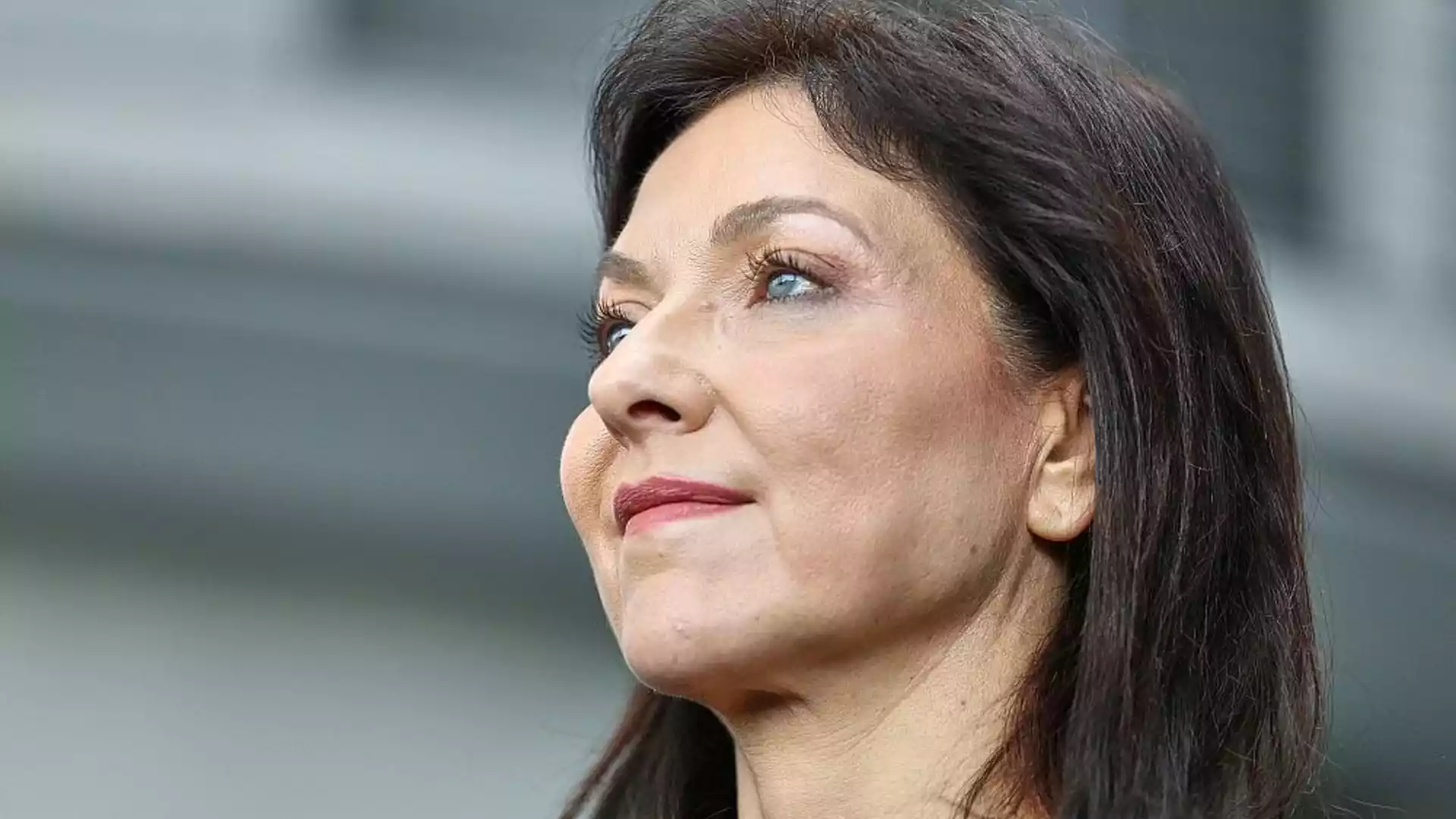 Katherina Reiche blickt nach oben.