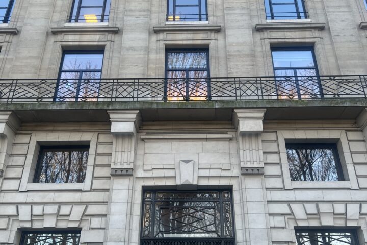 Fassade eines Air-Liquide-Gebäudes mit Eingang und Firmenlogos.