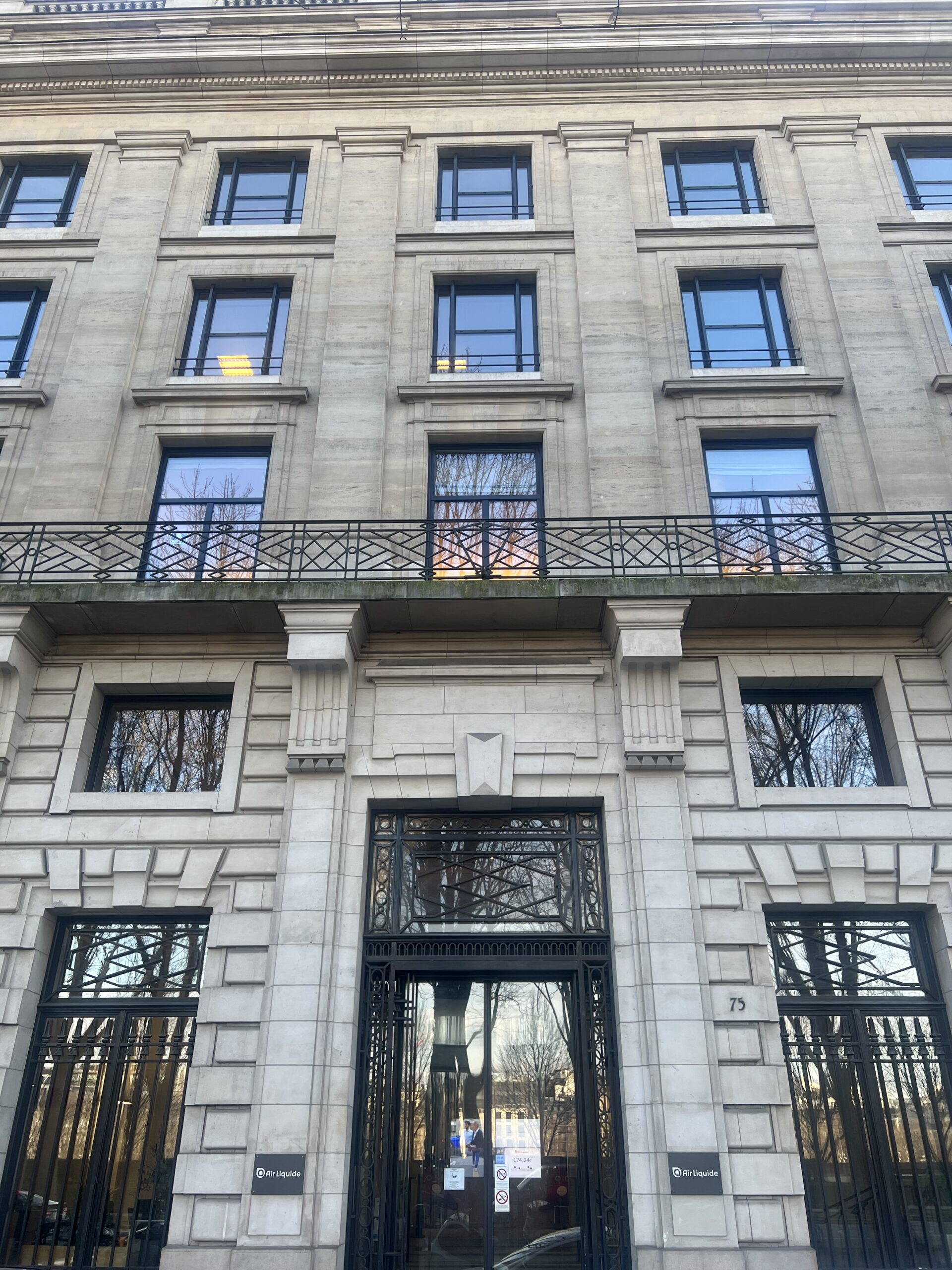 Fassade eines Air-Liquide-Gebäudes mit Eingang und Firmenlogos.