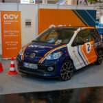 Gebrandetes ACV-Fahrzeug am Messestand des Automobil-Clubs Verkehr.