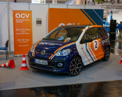 Gebrandetes ACV-Fahrzeug am Messestand des Automobil-Clubs Verkehr.