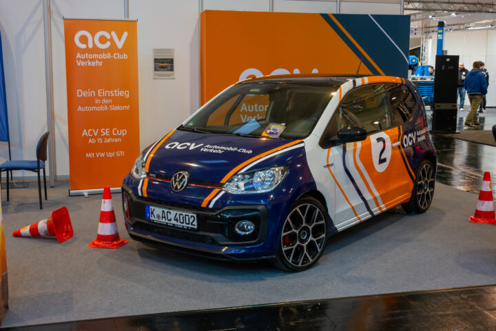 Gebrandetes ACV-Fahrzeug am Messestand des Automobil-Clubs Verkehr.