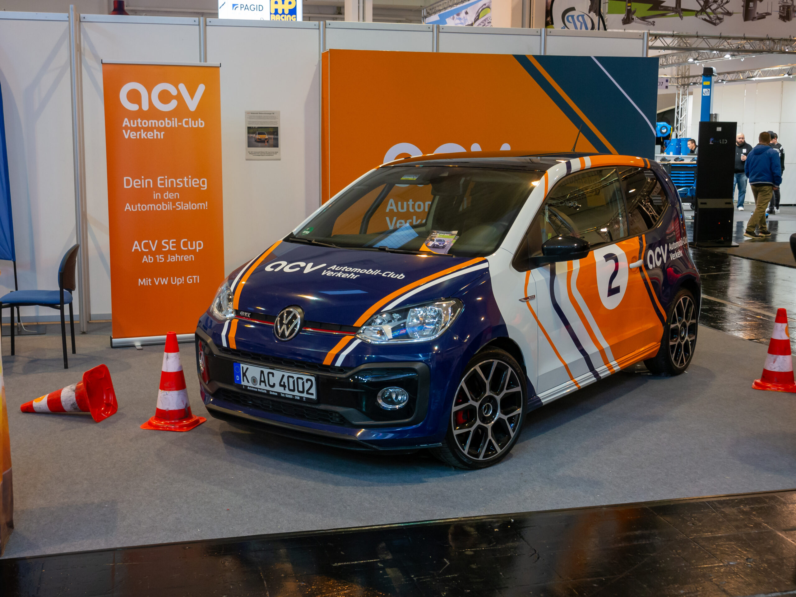 Gebrandetes ACV-Fahrzeug am Messestand des Automobil-Clubs Verkehr.