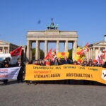 Protestgruppe mit Bannern gegen Uranexporte vor dem Brandenburger Tor in Berlin.