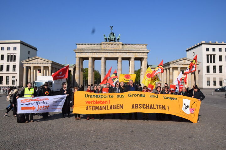 Protestgruppe mit Bannern gegen Uranexporte vor dem Brandenburger Tor in Berlin.