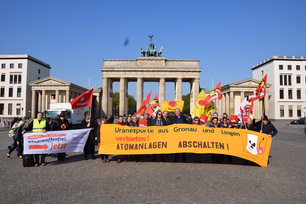 Klaus Buchner kritisiert geplanten Atom-Deal in Lingen als Skandal 1 Protestgruppe mit Bannern gegen Uranexporte vor dem Brandenburger Tor in Berlin.