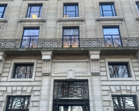Fassade eines Air-Liquide-Gebäudes mit Eingang und Firmenlogo.