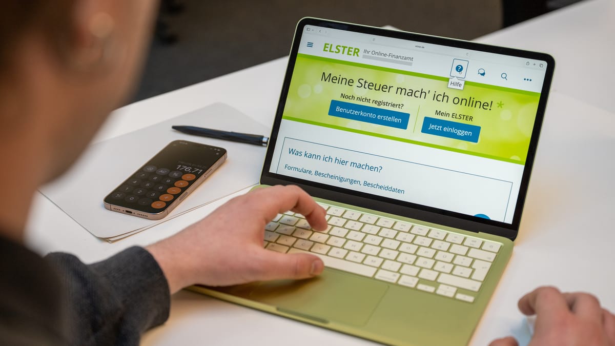 Bundesregierung plant elektronischen Steuerbescheid ab 2027 1 Person uses a laptop showing the ELSTER online tax portal next to a smartphone on a desk.
